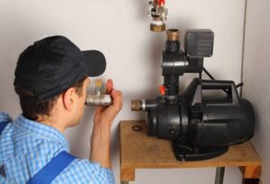 فني تركيب مضخات في الري