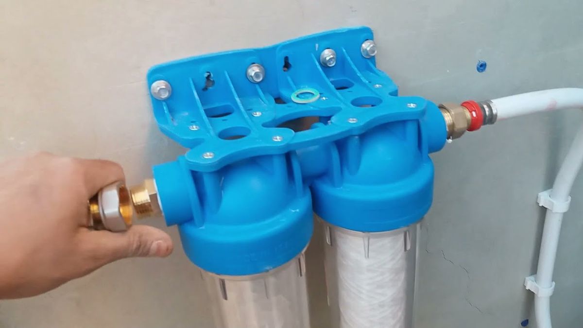 فني تركيب فلاتر المياة في شمال غرب الصليبيخات بالكويت