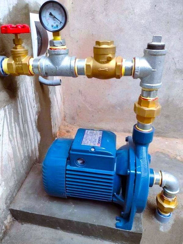 فني تركيب مضخات في شمال غرب الصليبيخات بالكويت