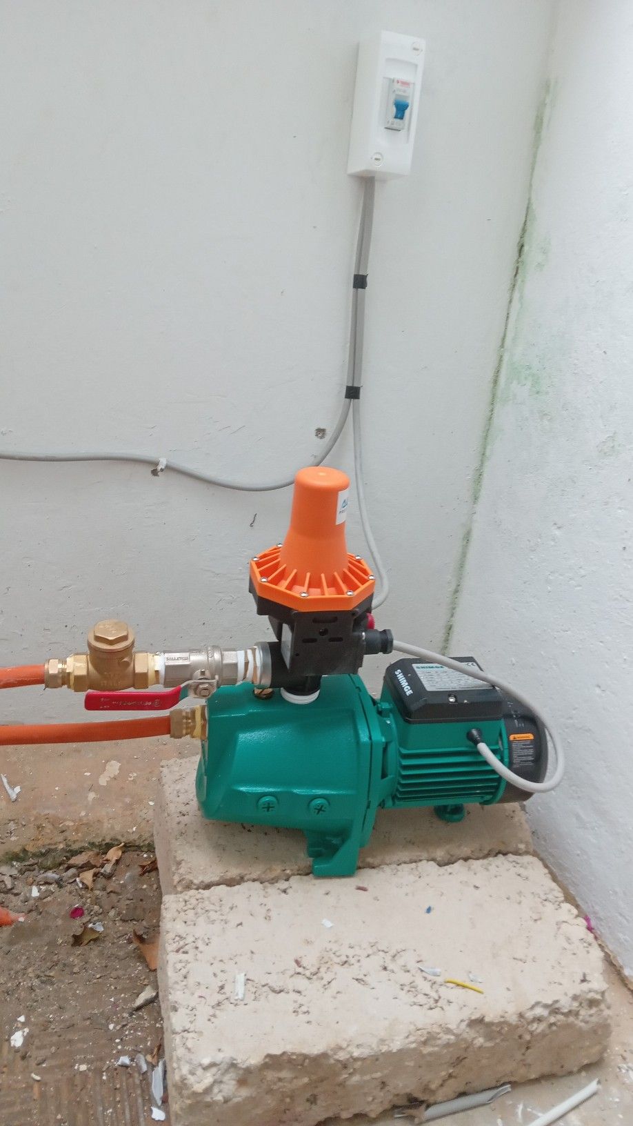 فني تركيب مضخات في الأندلس