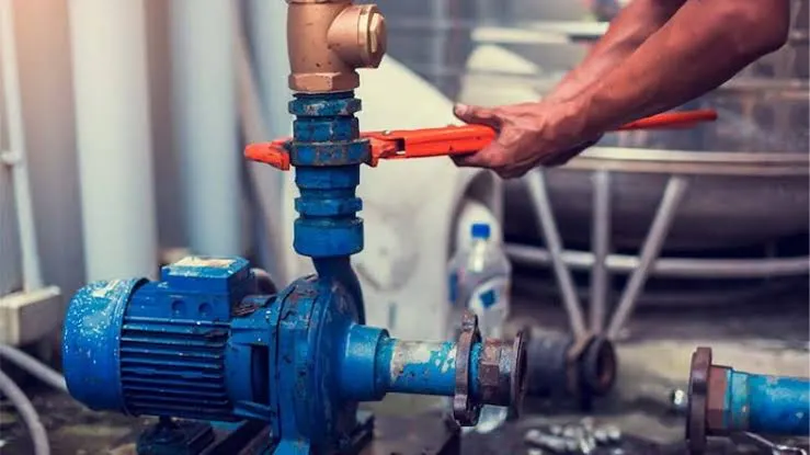 فني تركيب مضخات في صباح الأحمد