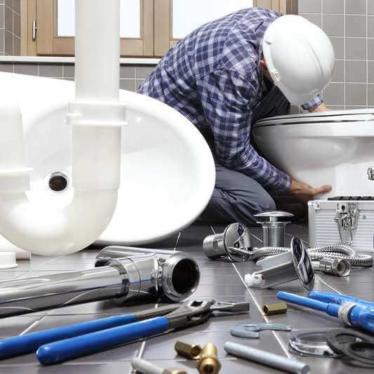 متى تحتاج إلى الاستعانة بسباك في خيطان؟